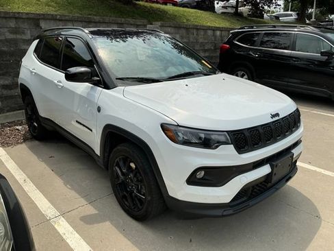 Used 2023 Jeep Compass Latitude w/ Convenience Group AWD/4WD image 5