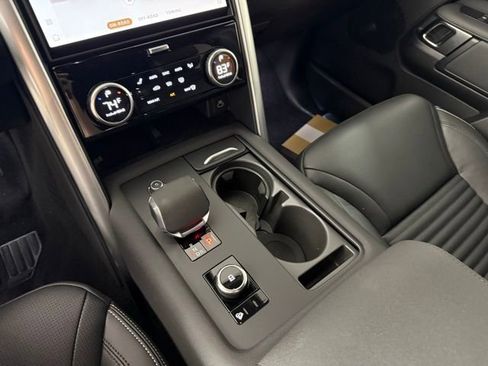 Certified 2025 Land Rover Discovery S image 24