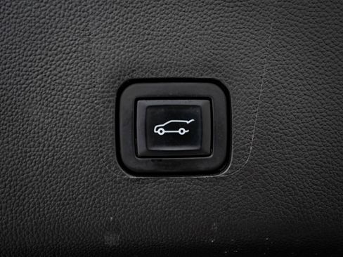 Used 2023 Chevrolet Traverse Premier image 23