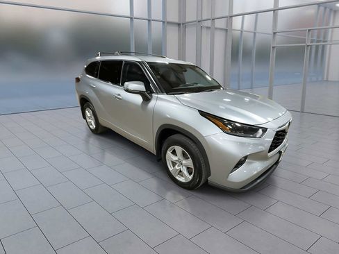 Used 2021 Toyota Highlander LE image 2