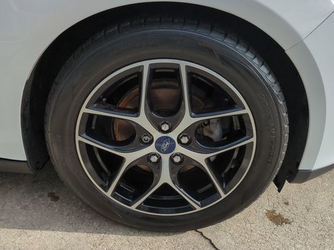 Used 2018 Ford Focus SE w/ SE Appearance Package image 11