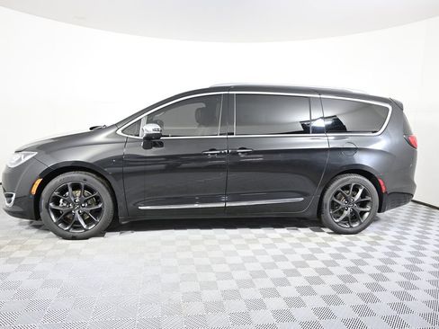 Used 2017 Chrysler Pacifica Limited FWD image 2