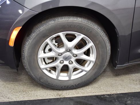 Used 2023 Chrysler Pacifica Touring-L image 79