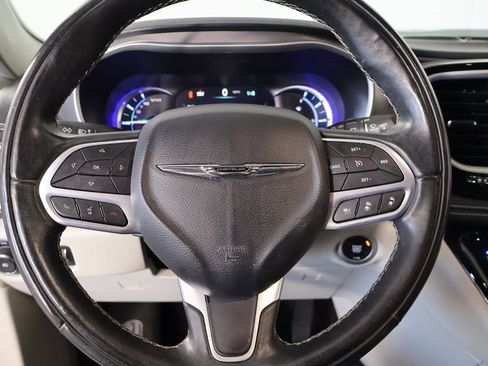 Used 2022 Chrysler Pacifica Touring-L w/ Uconnect Theater Family Group image 3