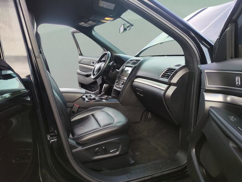 Used 2018 Ford Explorer XLT image 14