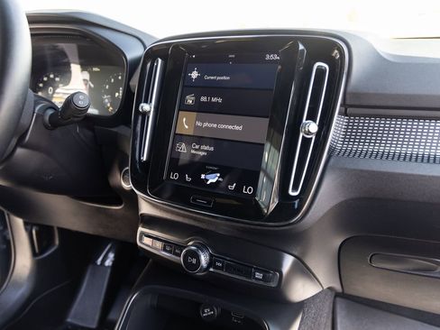 Used 2022 Volvo XC40 T5 R-Design image 23