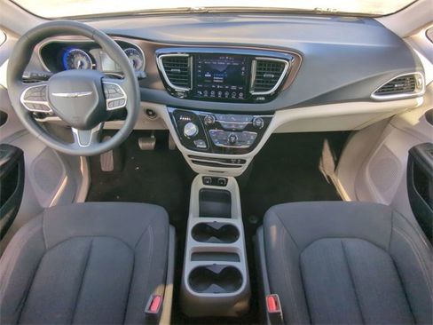 Used 2018 Chrysler Pacifica Touring w/ Tire & Wheel Group image 18