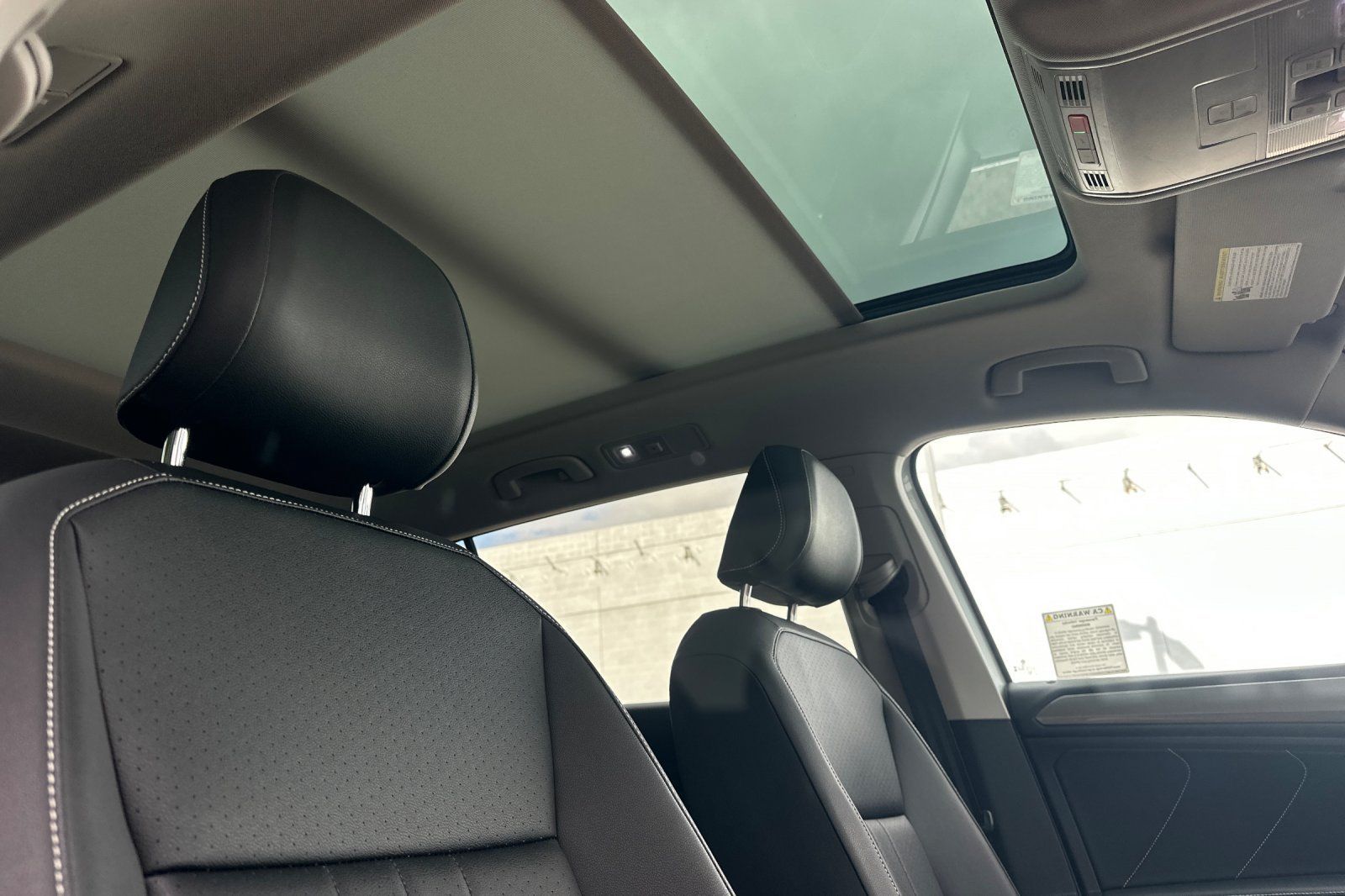 Used 2023 Volkswagen Tiguan SE w/ Panoramic Sunroof Package FWD image 18