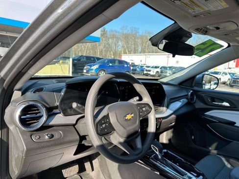 Certified 2025 Chevrolet Trax LT image 15