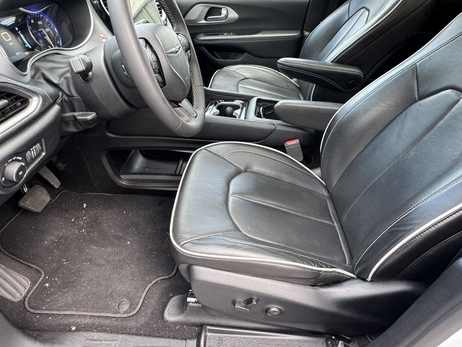 Used 2025 Chrysler Pacifica Limited FWD image 9