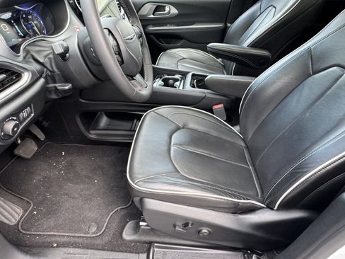 Used 2025 Chrysler Pacifica Limited FWD image 9