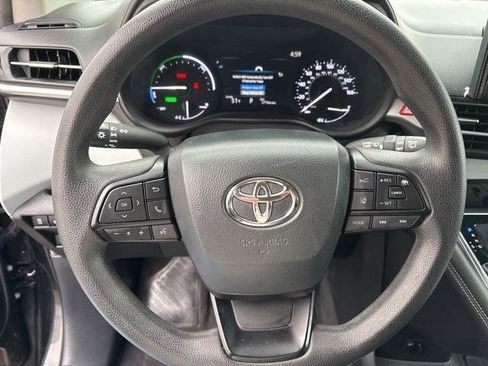 Used 2025 Toyota Sienna LE FWD image 16
