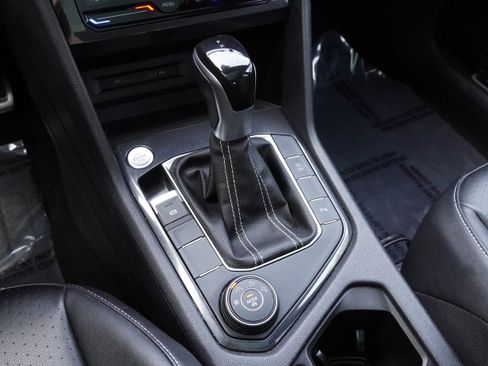 Used 2022 Volkswagen Tiguan SE R-Line image 28