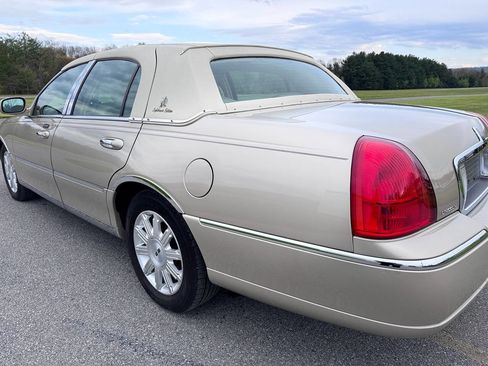 Used 2008 Lincoln Town Car Signature Limited RWD image 12