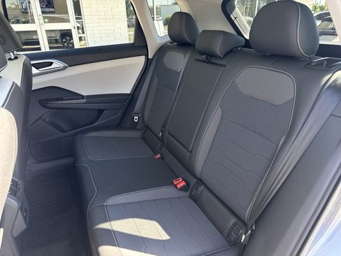 Used 2025 Volkswagen Taos SE w/ Panoramic Sunroof Package AWD/4WD image 12