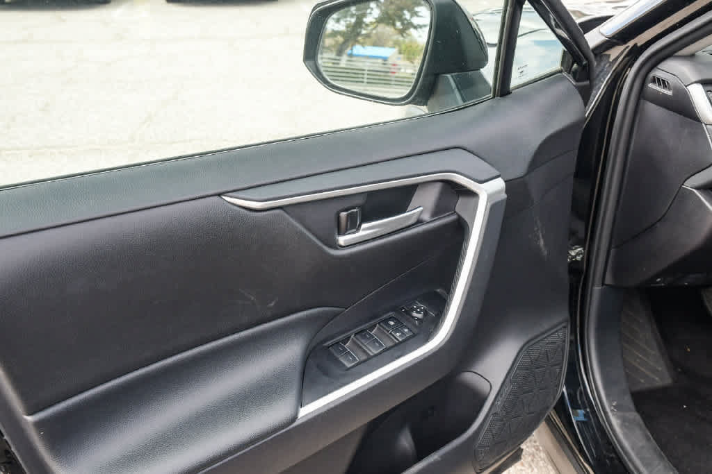 Used 2025 Toyota RAV4 XLE AWD/4WD image 29
