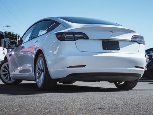 Used 2021 Tesla Model 3 Standard Range Plus image 4