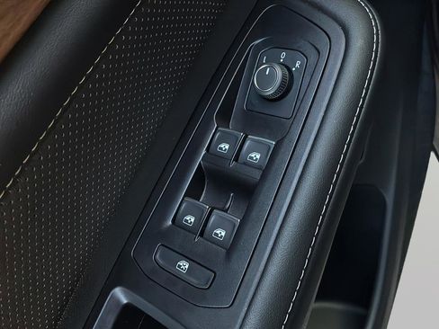 Used 2025 Volkswagen Atlas SE image 12