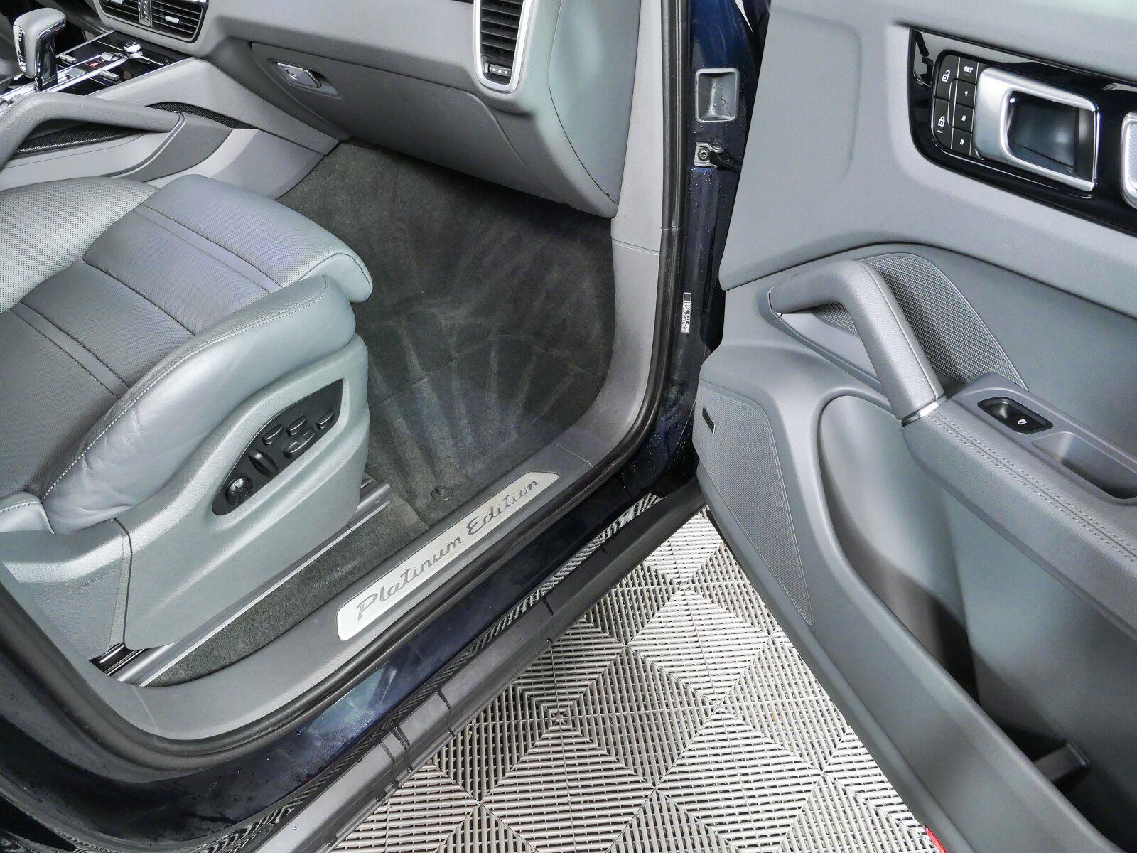 Certified 2023 Porsche Cayenne Platinum Edition AWD/4WD image 27