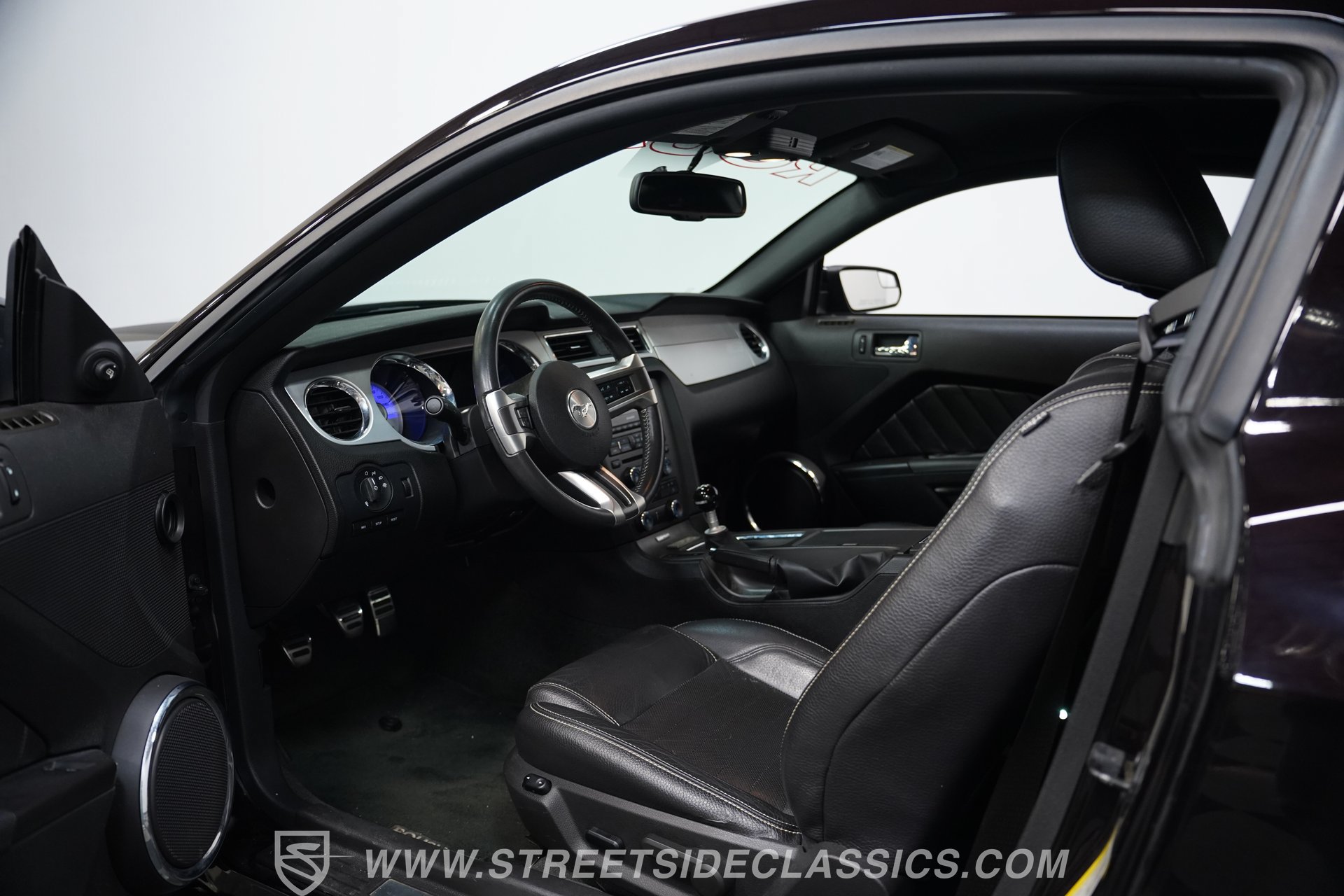 Used 2012 Ford Mustang GT Premium w/ HID Headlamps & Security Pkg RWD image 4