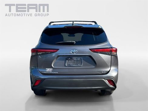 Used 2021 Toyota Highlander XLE image 6