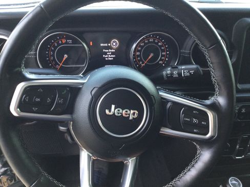 Used 2022 Jeep Wrangler Unlimited Sahara w/ LED Lighting Group AWD/4WD image 19