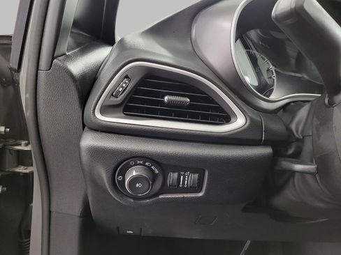 Used 2025 Chrysler Pacifica Select image 12