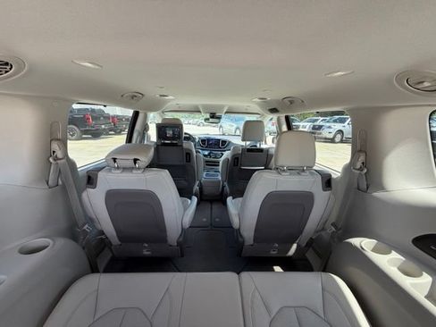 Used 2020 Chrysler Pacifica Touring-L Plus w/ Advanced Safetytec Group FWD image 11