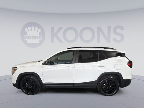 Used 2022 GMC Terrain SLE w/ Driver Convenience Package image 2