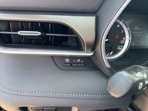 Used 2023 Toyota Highlander L image 13