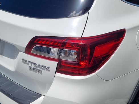 Used 2017 Subaru Outback 3.6R Touring AWD/4WD image 10