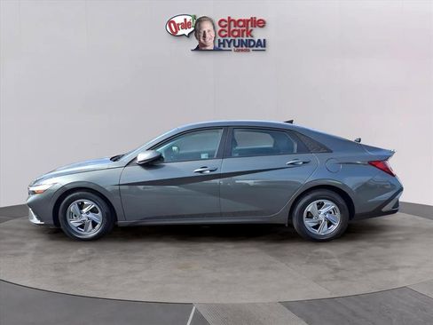 Certified 2025 Hyundai Elantra SE image 2