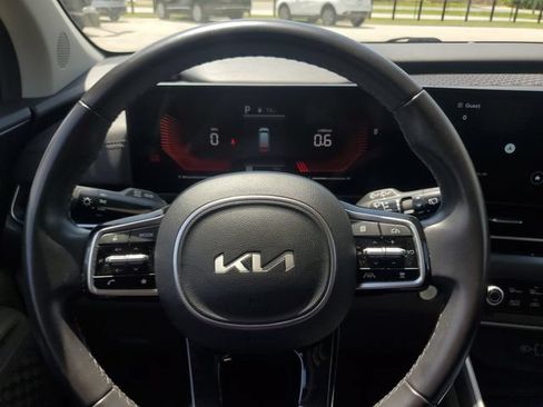 Used 2025 Kia Carnival FWD image 22