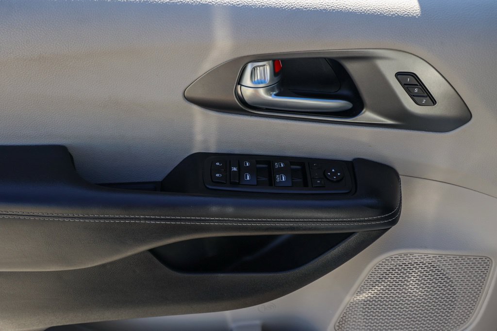 Used 2024 Chrysler Pacifica Touring-L FWD image 25