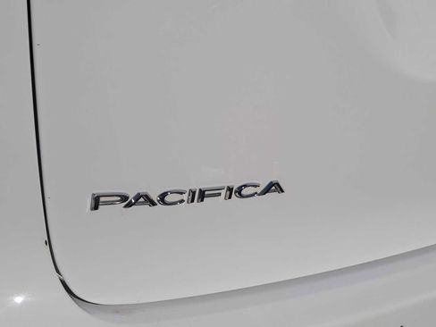 Used 2023 Chrysler Pacifica Touring-L image 15