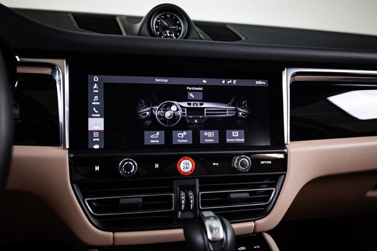 Certified 2026 Porsche Macan AWD/4WD image 18