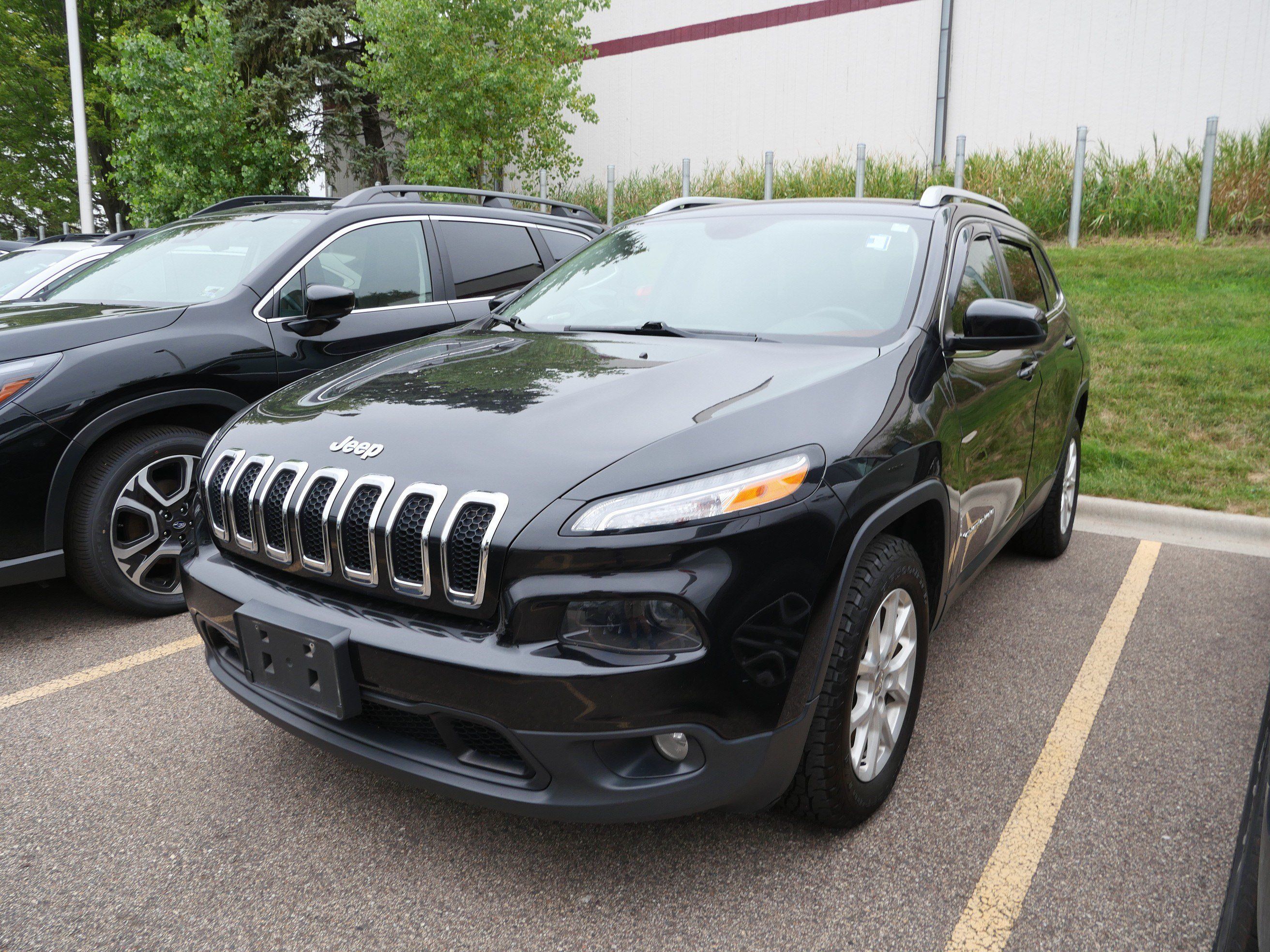 Used 2016 Jeep Cherokee Latitude w/ Cold Weather Group AWD/4WD image 8