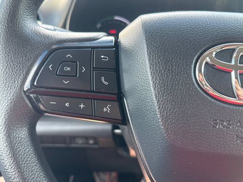 Used 2025 Toyota Sienna LE AWD/4WD image 21