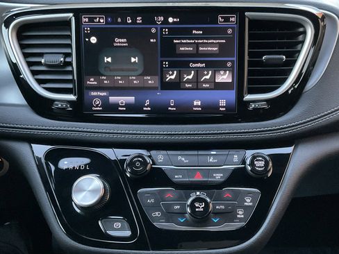 Used 2023 Chrysler Pacifica Touring image 14