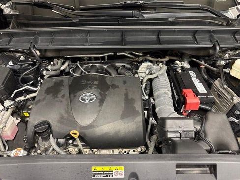 Used 2021 Toyota Highlander XLE AWD/4WD image 32