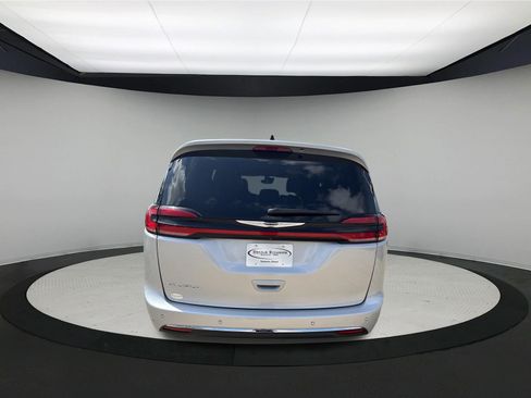 Used 2024 Chrysler Pacifica Touring-L FWD image 6