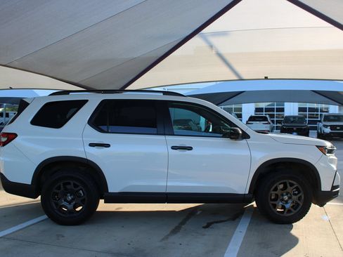 Used 2025 Honda Pilot TrailSport image 7
