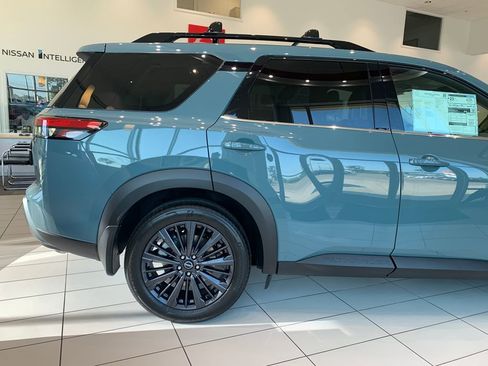 New 2026 Nissan Pathfinder SL image 2