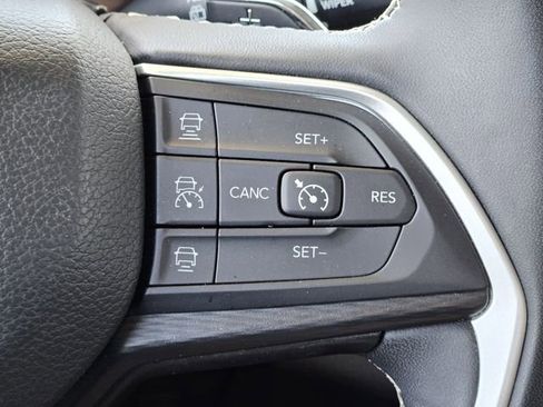 Used 2023 Jeep Grand Cherokee Laredo AWD/4WD image 18