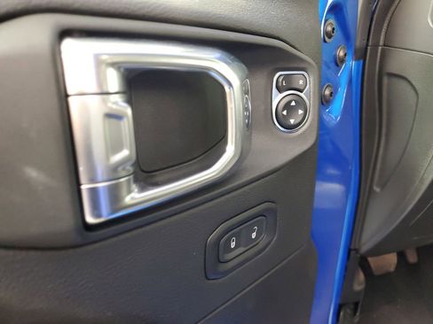 Used 2025 Jeep Wrangler Sahara image 16