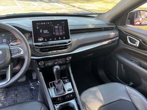 Used 2025 Jeep Compass Trailhawk image 30