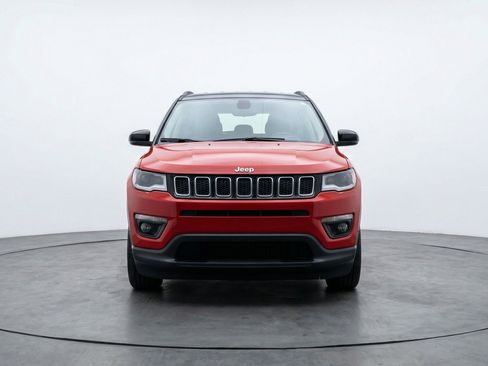 Used 2025 Jeep Compass Latitude AWD/4WD image 2