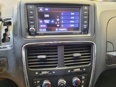 Used 2018 Dodge Grand Caravan SE FWD image 25