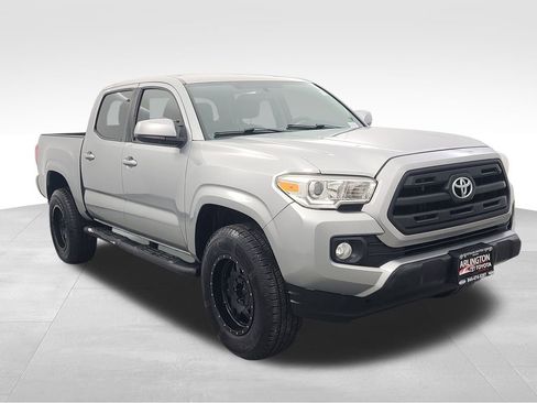 Used 2016 Toyota Tacoma SR image 2