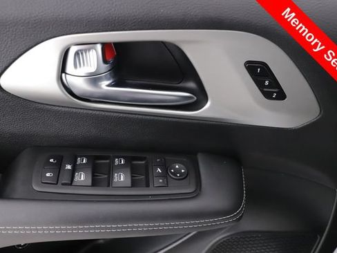 Used 2024 Chrysler Pacifica Premium FWD image 20